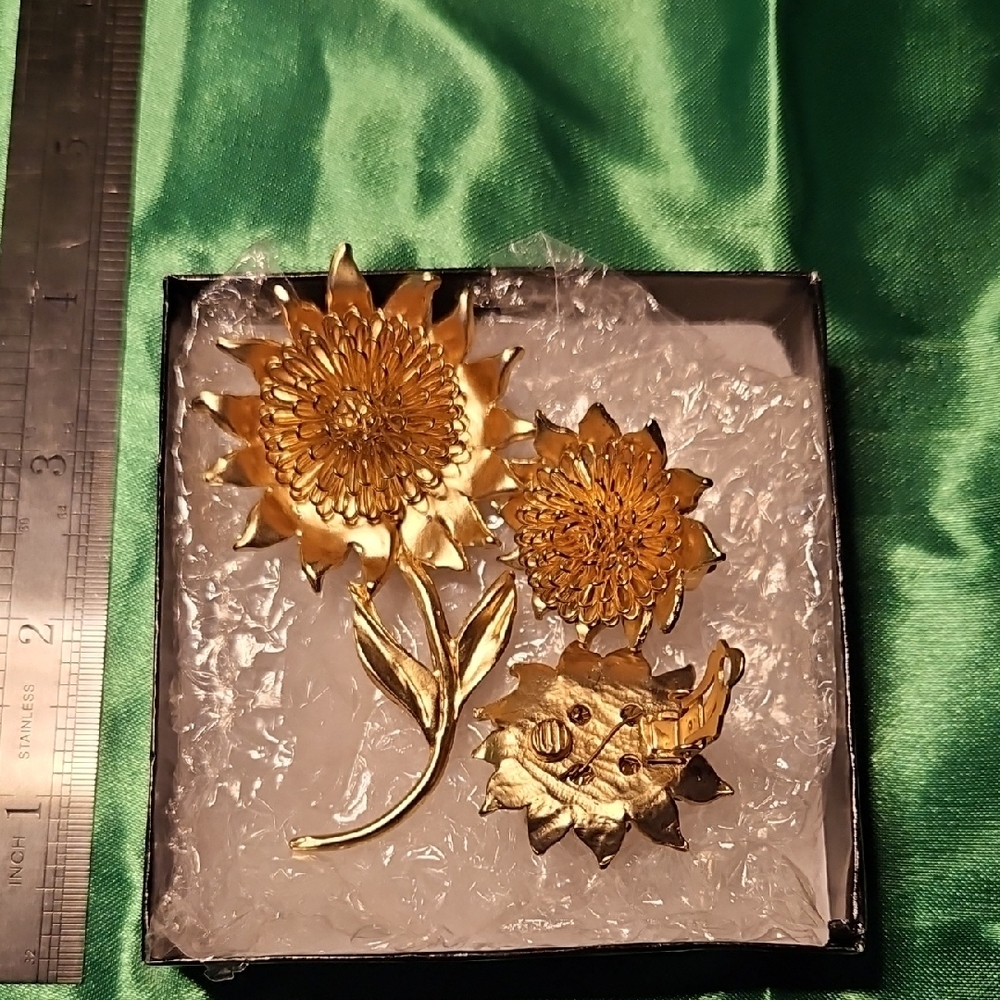 Chic Gold Floral Brooch Set